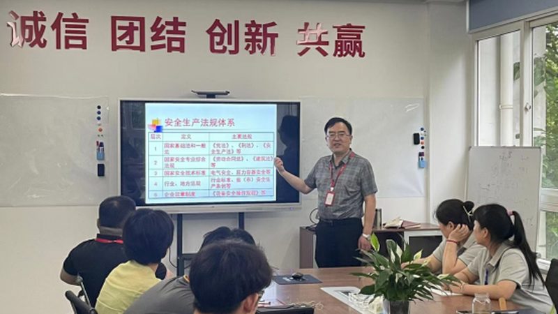 心理咨询师资格证考试分为笔试和面试两个部分。笔试科目包括：